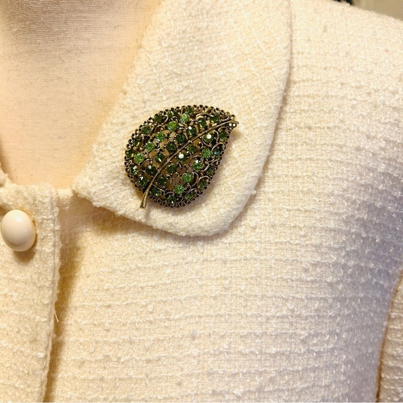 Vintage Leaf Brooch Green Emerald Glass Rhinestone Leaves Pin Goldtone Filigree - Picture 12 of 12